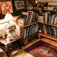 Беспорядок как искусство: что такое клаттеркор и почему он стал главным интерьерным трендом