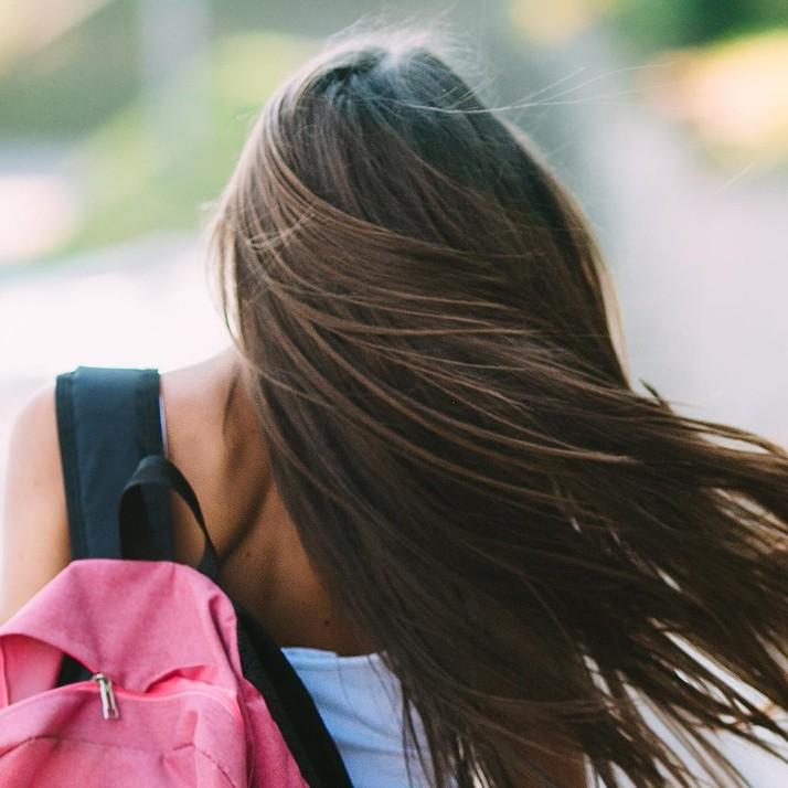 Отец не хотел везти ее в больницу: 15-летняя девочка очнулась в гробу во время своих похорон — жуткое видео