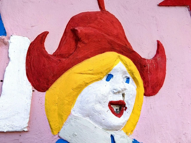 Перейдем к стене, на которой есть скульптуры. Присмотри  | Источник: Павел Красоткин / 72.RU 