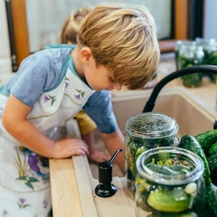 6-летний ребенок хочет готовить: с какого возраста можно пользоваться плитой и микроволновкой