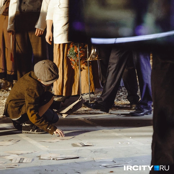 А после команды «Стоп» можно было помочь реквизиторам и собрать несколько листовочек | Источник: Ксения Филимонова / IRCITY.RU
