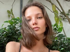 Голая Алеся Кафельникова забралась на слона — видео