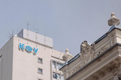 В КФУ пьяный мужчина гулял в трусах во время пар