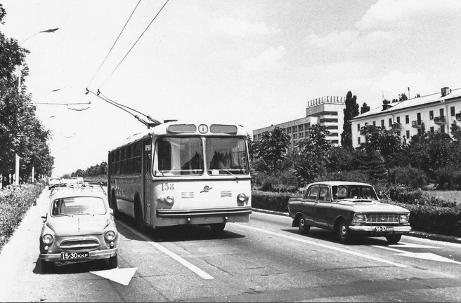 1971/2026. Улица Красная. Троллейбусы отсюда навсегда убрали летом 2019 года | Источник: Вдовенко Б.Е. / transphoto.org