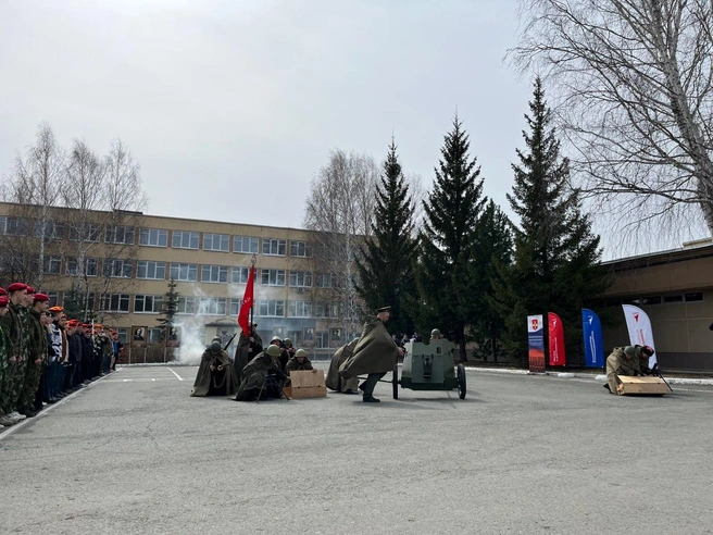 На плацу во время церемонии награждения прошли показательные выступления военных  | Источник: Анастасия Борзова