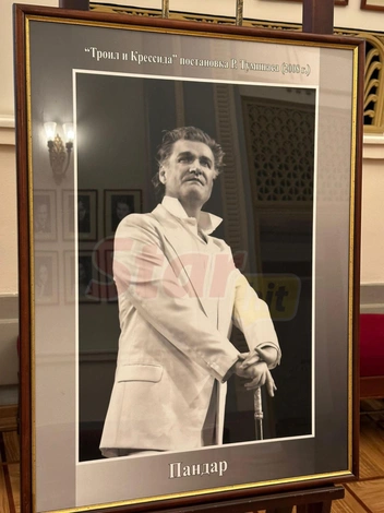 В фойе выставлены образы артиста, в которые он перевоплощался 