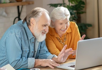 Слепой жест: что не так с людьми, которые пересылают в Сети готовые открытки с пожеланиями