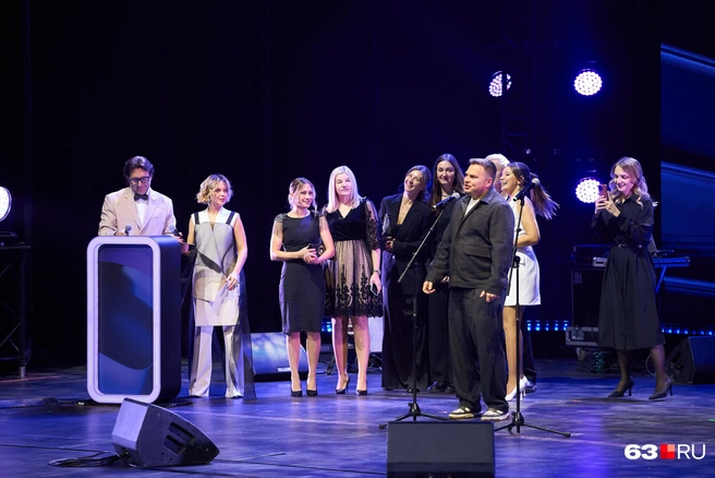 Управляющий «Ботек-Фитнеса» Андрей Зайцев признался, что для него было честью получить награду из рук Дамира Юсупова | Источник: Роман Данилкин / 63.RU