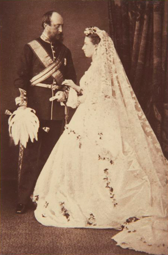 Принцесса Елена и принц Кристиан Шлезвиг-ГольштейнскийТретья дочь королевы Виктории Елена сочеталась браком с представителем датской аристократии, принцем Кристианом Шлезвинг-Гольштейнским, который был старше ее на 15 лет. Свадьба прошла 5 июля 1866 года – но не в часовне Св. Георгия, а в менее помпезной Частной часовне, также находящейся на территории Виндзорского замка. Брак их был спокойным и тихим – настолько, что в 1916 году супруги отметили золотую свадьбу!