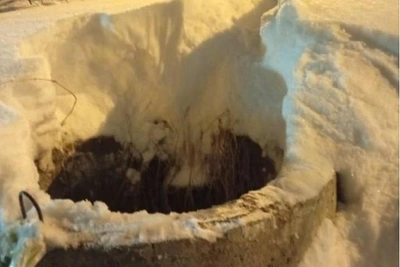 Девочка провалилась в занесенный снегом люк в Казани