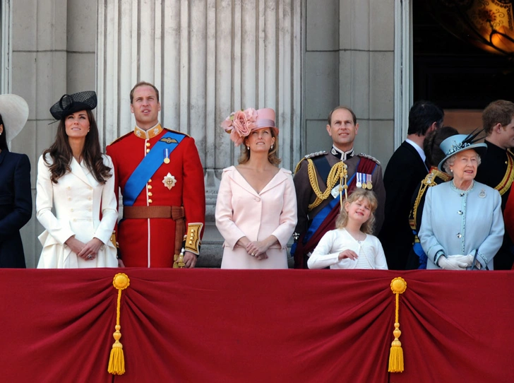 От Дианы до Кейт Миддлтон: самые яркие «балконные» кадры Trooping The Colour