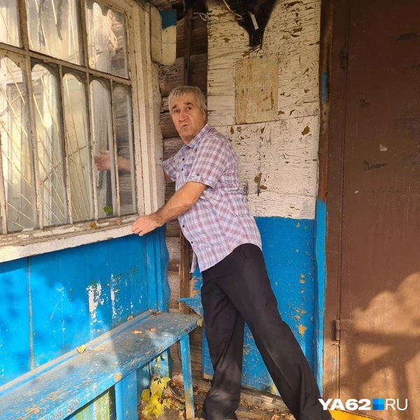 А так отходит входная группа от стены | Источник: Светлана Коновалова / YA62.RU