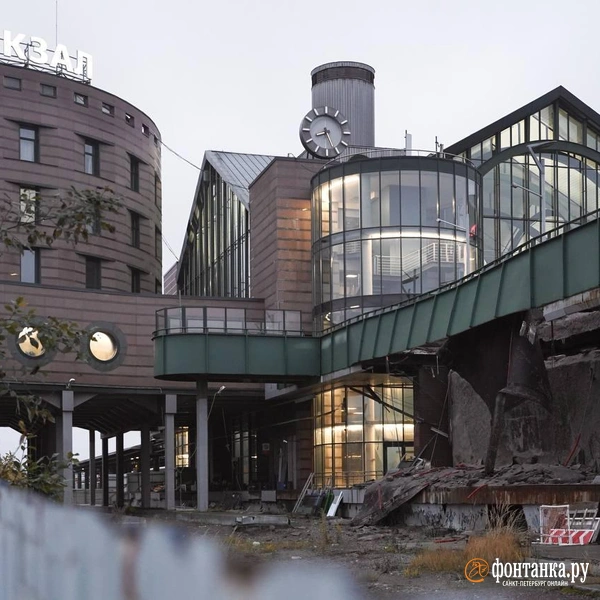Как выглядит Ладожский вокзал после обрушения парковки: фото | Источник: Павел Даиси/ «Фонтанка.ру»