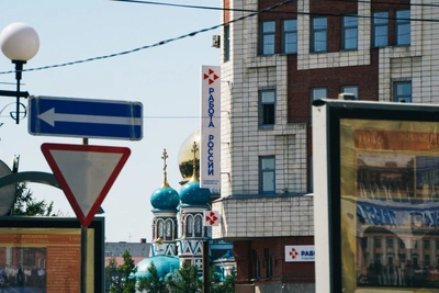 Среди работников Омской области стало меньше молодежи — почему