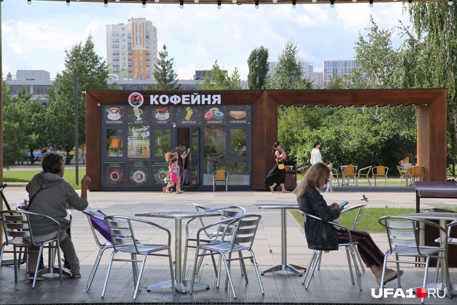 В парке есть удобные столики для трапезы