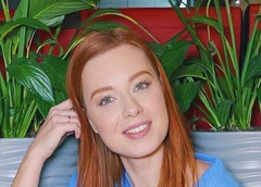 Юлия Савичева: «В детстве меня одолевал комплекс недодевочки»