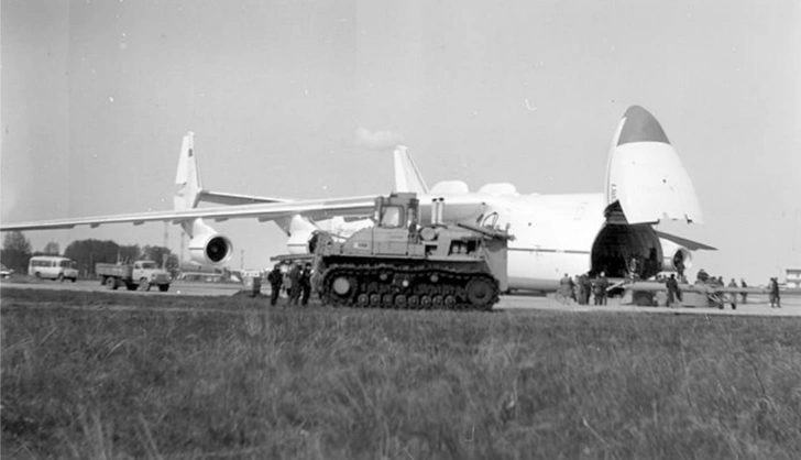 Т-800 был таким большим, что для транспортировки на большие расстояния приходилось даже использовать другого великана — грузовой самолет АН-225 «Мрия»