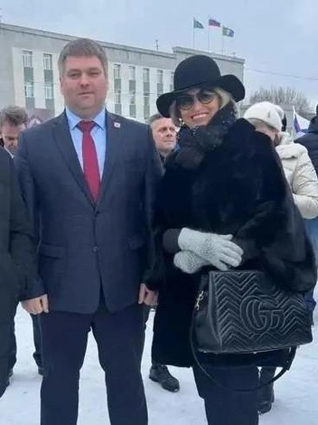 По логотипу несложно догадаться, что сумка от бренда Gucci | Источник: Лариса Белоцерковцева / Вконтакте