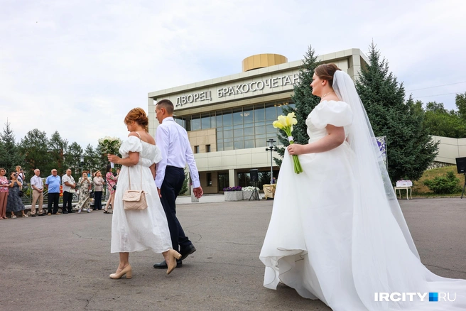 Все эти люди вернулись домой в новом для себя статусе — мужа и жены, с чем мы их и поздравляем! | Источник: Ксения Филимонова / «ИрСити»