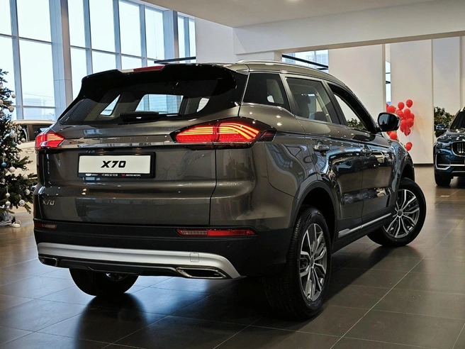 Атлетичные линии капота придают кроссоверу легкость и стремительность | Источник: «Восток Моторс»