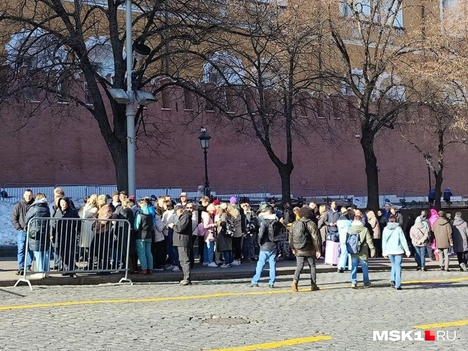 Люди выстроились в очередь в Мавзолей | Источник: Александра Кудряшова / MSK1.RU