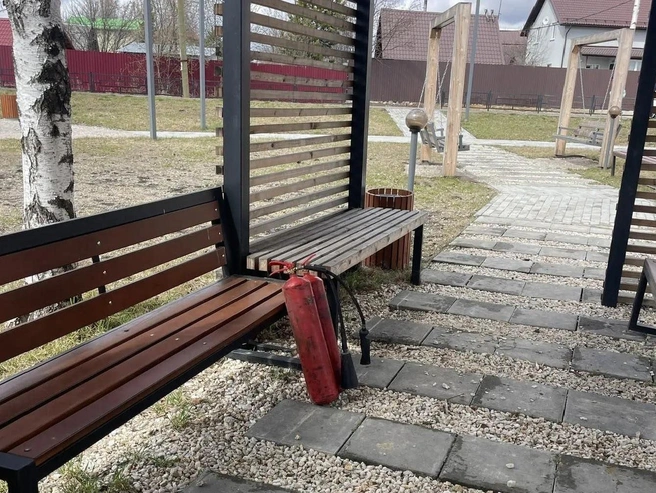 Пустые баллоны остались лежать на месте происшествия | Источник: Верхняя Пышма, Среднеуральск 8 район / Vk.com