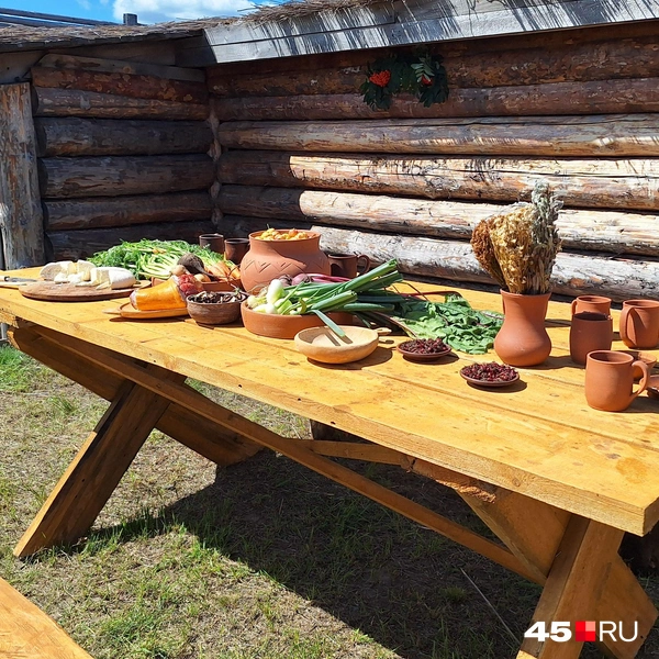 С такого стола с угощениями можно натюрморты писать | Источник: Александр Лисихин / 45.RU 