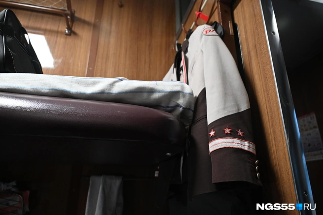 Наряды работников одинаковы в будни и в праздничные дни | Источник: Артемий Скиба / NGS55.RU