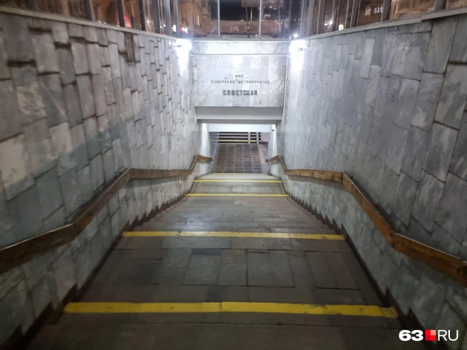Сможет ли наш фотограф укрыться в метро, как полагается? | Источник: Роман Данилкин / 63.RU