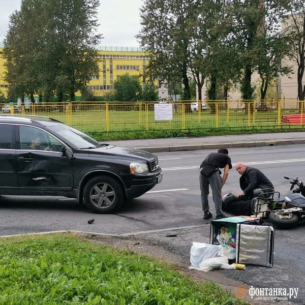 Столкнулся с автомобилем. Курьер пострадал в аварии на юге Петербурга | Источник: читатель «Фонтанки»