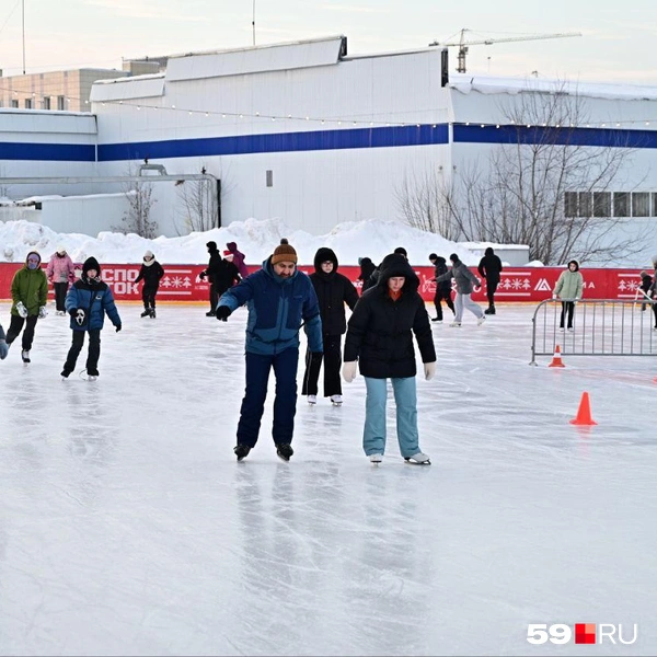 Пермяки приходят кататься и компаниями, и поодиночке | Источник: Василина Любимова / 59.RU
