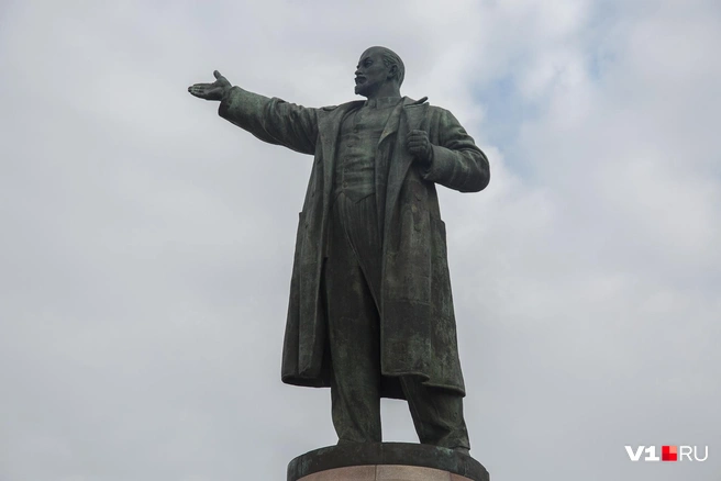 Восторженных толп с красными флагами не стоит завтра ждать у памятника Ильичу | Источник: Константин Завриков / V1.RU