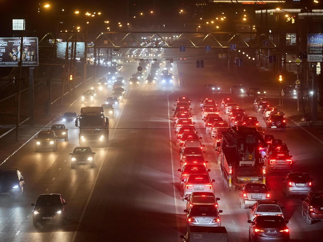 С наступлением вечера видимость на автомобильных трассах значительно ухудшилась | Источник: Александр Ощепков