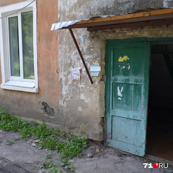 Между землей и зданием есть щель, куда заливает вода | Источник: Максим Улитов / 71.RU