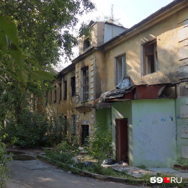 На первом этаже двухэтажки на Автозаводской, 32А был продуктовый магазин, но он съехал вместе с последними жильцами в конце 2024 года | Источник: Кирилл Хафизов / 59.RU
