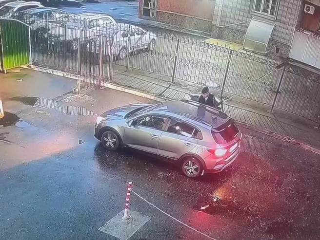 Мужчина перед нападением на студентку подошел к автомобилю | Источник: предоставил отец пострадавшей