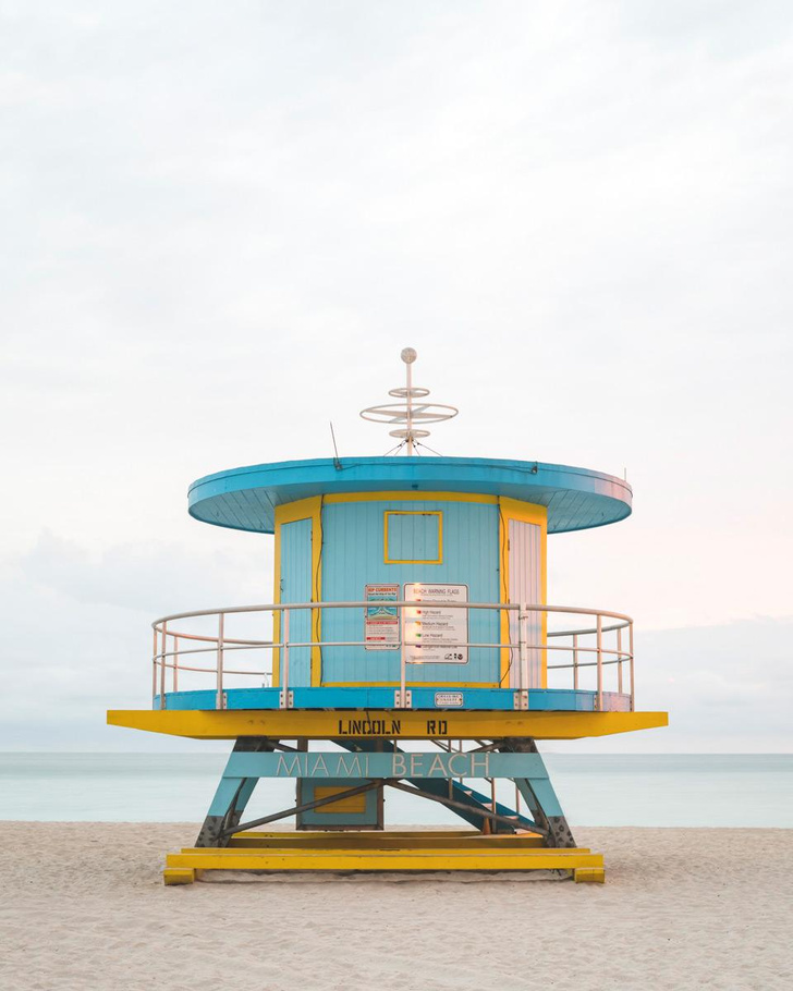 Самые необычные спасательные вышки на пляже в Майами