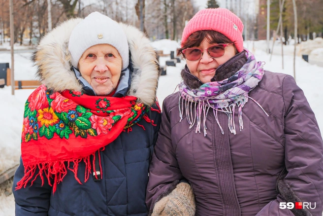 Нина Алексеевна и Лилия прогуливались на бульваре, когда мы к ним подошли | Источник: Тимофей Калмаков / 59.RU