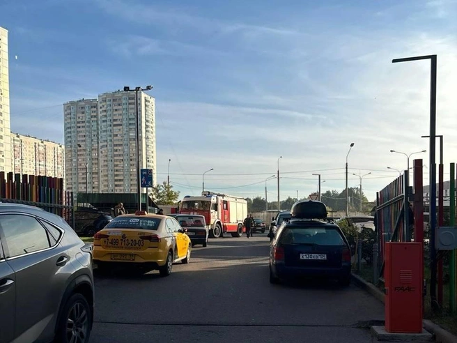 Местные пожаловались, что подъезд к дому был заблокирован припаркованными авто | Источник: Типичное Одинцово / T.me