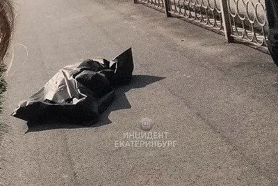 Тело пожилой женщины нашли у школы на Эльмаше