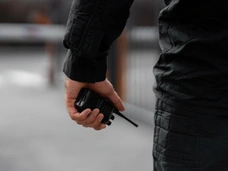 Грозит до 15 лет тюрьмы: пьяный мужчина побил чужого ребенка в магазине, приняв его за манекен