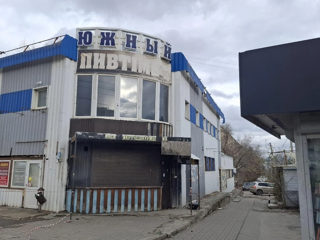 Торговые павильоны находятся непосредственно на остановке общественного транспорта «Маршала Еременко / Проспект Металлургов». | Источник: Тимофей Крылов / V1.RU