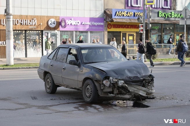 В аварии пострадали только автомобили | Источник: Алексей Волхонский / V1.RU