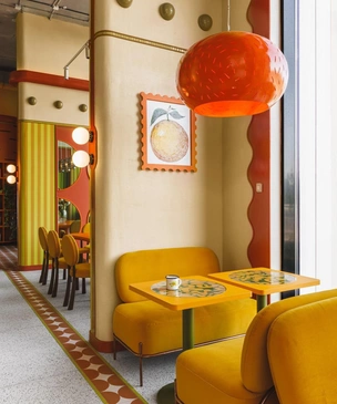 Оттенки мандарина и диван в виде тыквы: яркий интерьер кафе в Астане