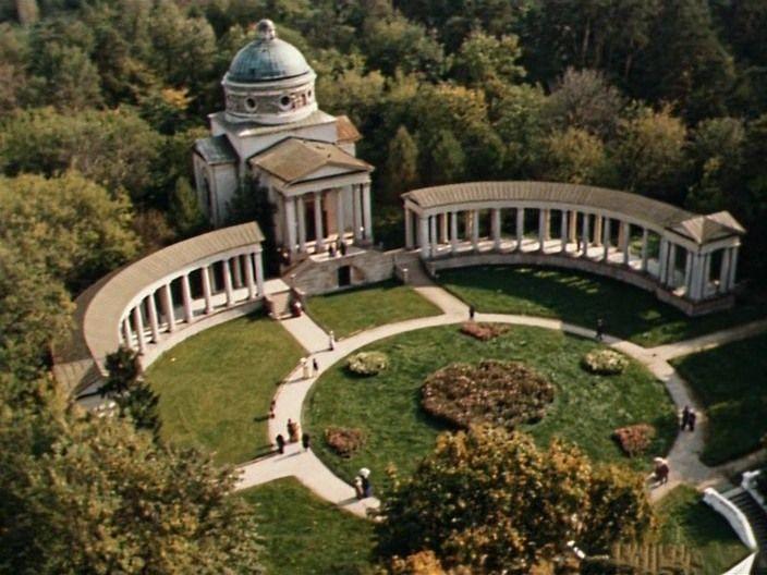 Кадр из фильма. Храм-усыпальница Юсуповых в Архангельском. Это величественное здание воздвигли после трагической гибели на дуэли сына княгини Зинаиды Юсуповой Николая | Источник: kino-teatr.ru