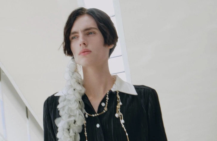 Dior, весна-лето 2027: стрелки из блесток, макияж серфингисток, отсутствие туши и другие бьюти-детали показа | marieclaire.kz