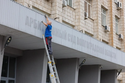 В Волгограде демонтировали вывеску Арбитражного суда
