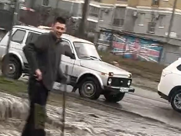 Волгоградцы взяли чистку ливневок в свои руки | Источник: читатели V1.RU