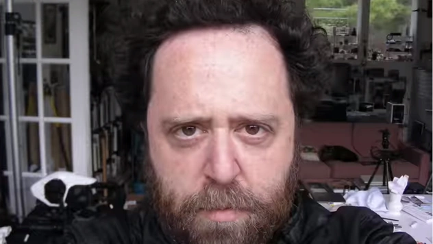 Фотограф 20 лет каждый день делал селфи, а потом смонтировал снимки в пугающее видео