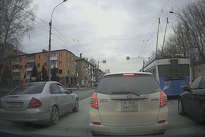 Водитель Mercedes нарушил ПДД на встречной в Новосибирске